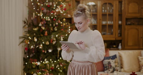 Mujer-Usando-Tableta-Digital-En-Navidad-3