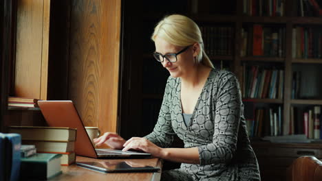 Mujer-Usando-Laptop-En-Biblioteca