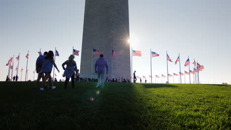 Besucher-Nähern-Sich-Dem-Washington-Monument