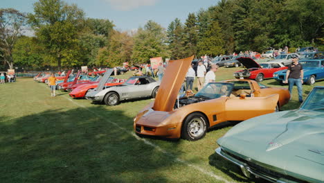 Reihen-Von-Oldtimern-Auf-Der-Automesse