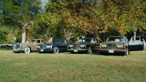 Fila-De-Retro-Rollos-Royce-Cars