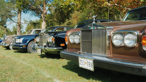 Reihe-Klassischer-Rolls-Royce-Autos