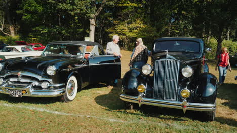 Männer-Reden-Bei-Oldtimer-Show