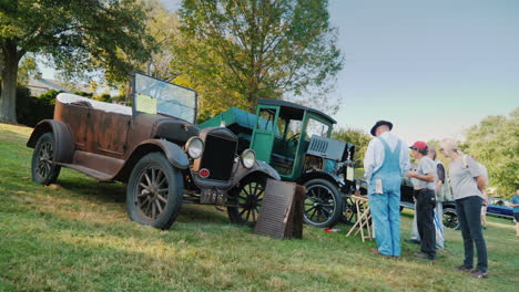 Coches-Retro-En-La-Exhibición-De-Autos-Al-Aire-Libre