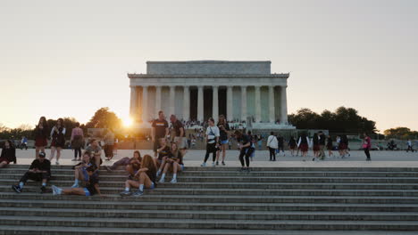 Touristen-In-Der-Nähe-Von-Lincoln-Memorial-Bei-Sonnenuntergang