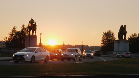 Autos-Auf-Der-Arlington-Memorial-Bridge-Bei-Sonnenuntergang