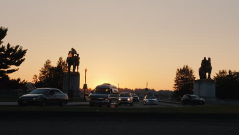 Arlington-Memorial-Bridge-Verkehr-Bei-Sonnenuntergang