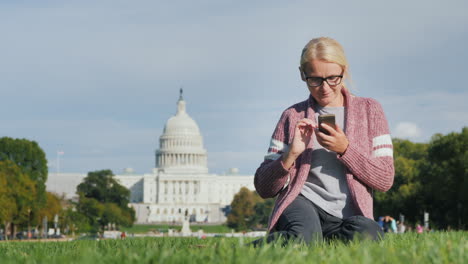 Woman-Uses-Teléfono-by-US-Capitol-Building