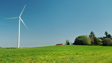 Windturbine-Dreht-Sich-In-Einem-Feld