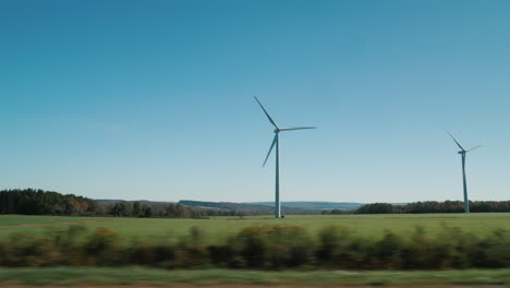 Vorbeifahrende-Windkraftanlagen