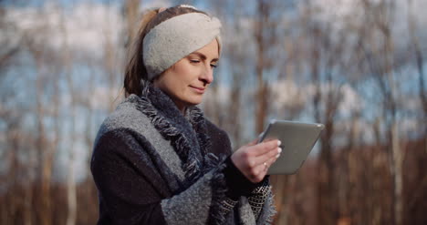 Woman-Using-Digital-Tablet-Outdoors-On-A-Trip-2