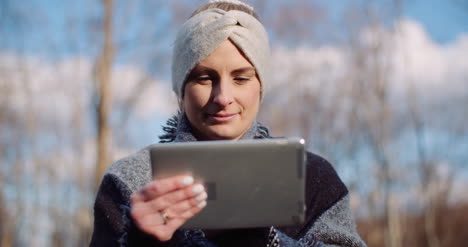 Woman-Using-Digital-Tablet-Outdoors-On-A-Trip-3
