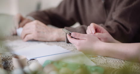 Alter-Mann-Im-Ruhestand-Lächelnder-älterer-Mann-Im-Gespräch-Mit-Enkelin-Bei-Der-Verwendung-Digitaler-Tablet