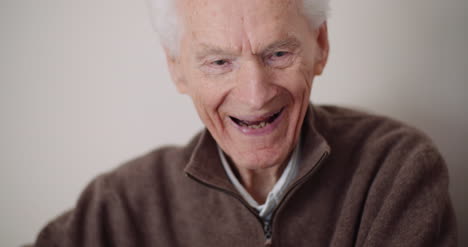 Anciano-Positivo-Sonriendo-Y-Riendo