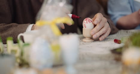 Senior-Hombre-Y-Mujer-Pintando-Huevos-De-Pascua-1