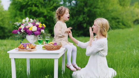 A-Young-Family-Is-Having-Fun-In-Nature-Eating-Sweets-And-Having-Fun