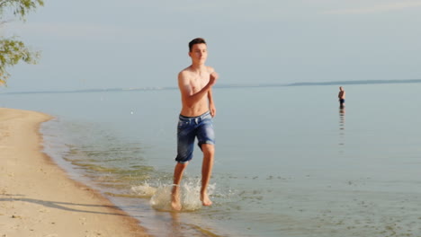 Teenager-15-Jahre-Läuft-Am-Strand-Auf-Dem-Wasser-Zeitlupe
