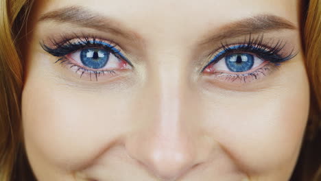 Die-Augen-Einer-Jungen-Frau,-Die-In-Die-Kamera-Schaut,-Ausdrucksstarkes-Blaues-Augen-HD-Video