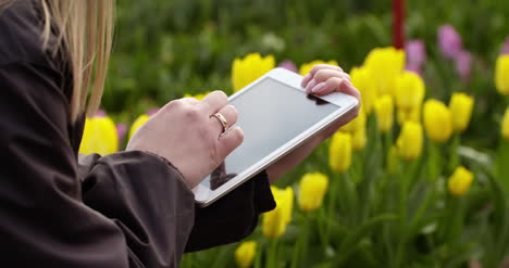 Landwirtschaftstechnologie-Landwirt-Mit-Tablet-Auf-Blumenplantage-1