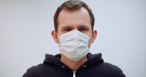 Mann-Mit-Coronavirus-Symptomen-Mit-Schutzmaske-2