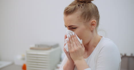 Sneezing-Woman-Has-Coronavirus-Symptoms