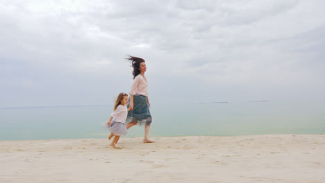 Mutter-Und-Tochter-Haben-Spaß-Am-Strand-Herumlaufen-Glückliche-Kindheit