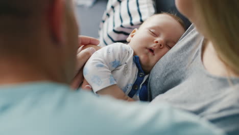 Baby-Schläft-In-Den-Händen-Eines-Liebevollen-Elternteils-Blick-Von-Hinten