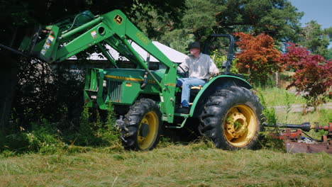 Un-Hombre-En-Un-Tractor-Corta-Hierba-Alta-En-El-Patio