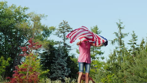 Emotionen-Mit-USA-Flagge---Junge-Frau-Springt-Mit-Einer-Flagge-In-Den-Händen-Unabhängigkeitstag-Und-Eine-Reise