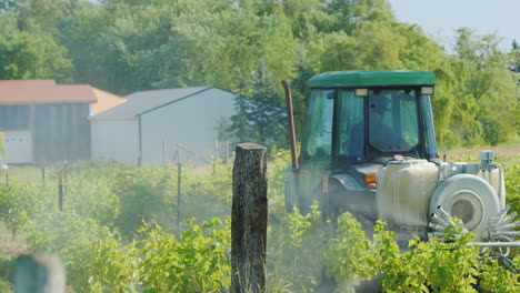 Traktor-Mit-Spezialausrüstung-Den-Weinberg-Mit-Herbiziden-Besprühen
