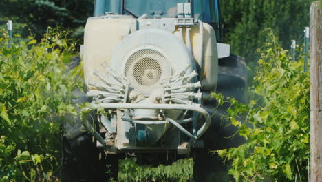 Traktor-Mit-Spezialausrüstung-Den-Weinberg-Mit-Herbiziden-Besprühen