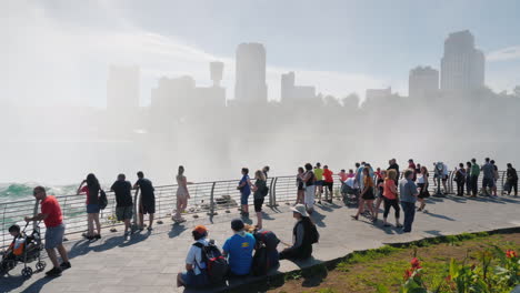 Niagara-River-Und-Die-Mächtigen-Niagarafälle-Natur-Und-Sehenswürdigkeiten-Von-Amerika