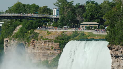 Una-Poderosa-Corriente-De-Agua-En-Las-Cataratas-Del-Niágara-En-El-Fondo-En-El-Fondo-Es-Un-Parque-Donde-Recorrer