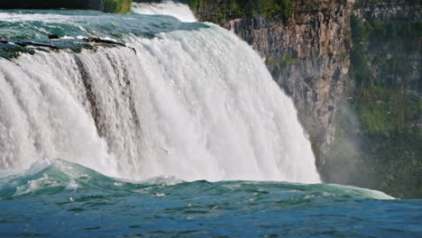 Schöne-Landschaft-Mit-Niagarafällen-Wasserstrahl-Fällt-Auf-Den-Hintergrund-Der-Felsen