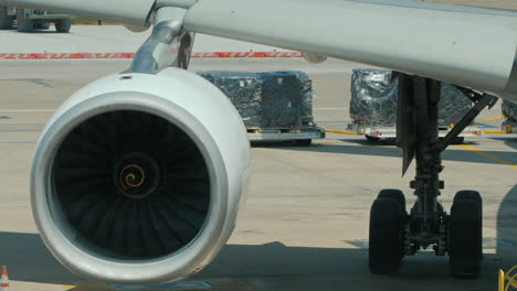 Der-Flügel-Eines-Passagierflugzeugs-Mit-Einem-Starken-Düsentriebwerk-Darauf