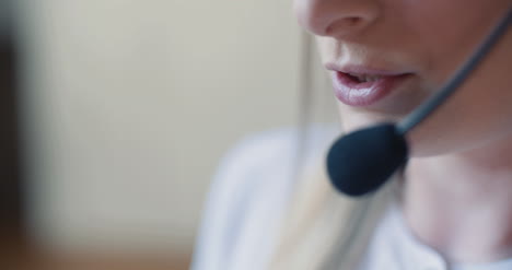 Close-Up-Ow-Woman-Working-In-Call-Center-4