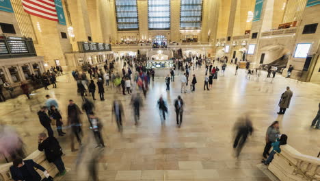 Eine-Menge-Passagiere-Bewegt-Sich-Schnell-Durch-Den-Berühmten-Central-Station-Terminal-In-New-York