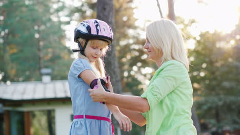 Cuidado-De-Los-Padres-Mamá-Viste-Hijas-De-Coderas-Para-Ciclismo-O-Patines-4k-Video