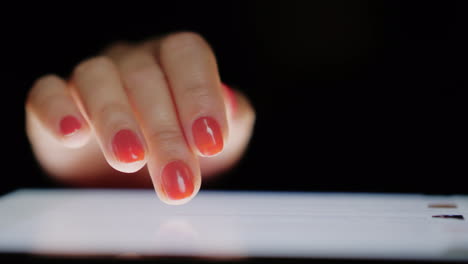 Internet-Browsing-Auf-Dem-Tablet-Weibliche-Finger-Scrollen-Textbildschirm-Nahaufnahme-4k-Video