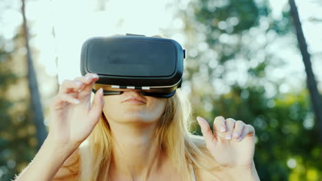 Frau-In-Einem-Helm-Der-Virtuellen-Realität-In-Der-Sonne-Schöne-Blendung-Zeitlupe-4k-Video