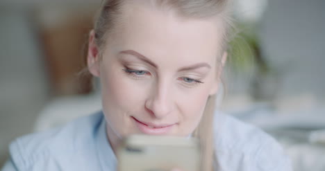 Schöne-Frau-Mit-Smartphone-Und-Lächeln-3