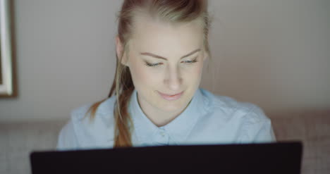 Lächelnde-Frau,-Die-Am-Laptop-Zu-Hause-Arbeitet-Geschäftsfrau,-Die-Auf-Computertastatur-Schreibt