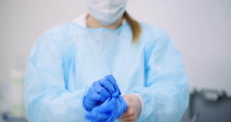 Arzt-Zieht-Blaue-Schutzhandschuhe-In-Der-Gesundheitsklinik-An-1
