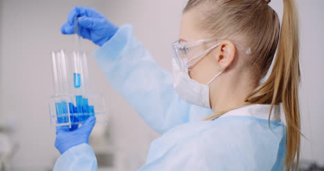 Arzt-Tropft-Vorsichtig-Medizin-Aus-Pipette-In-Probenglasröhrchen-Zur-DNA-Analyse-Im-Labor-1