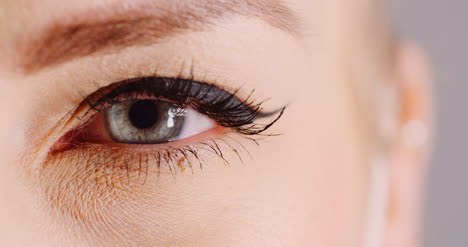 Makroaufnahme-Des-Blauen-Auges,-Das-Das-Auge-Der-Menschlichen-Irisfrau-öffnet-1