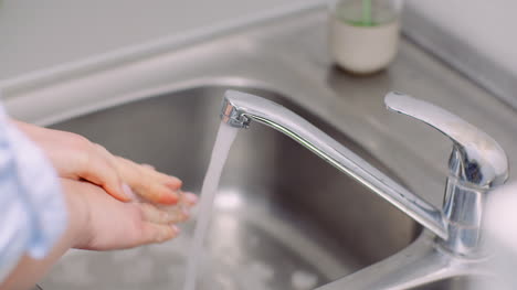 Hände-Waschen-Und-Desinfizieren-Im-Waschbecken