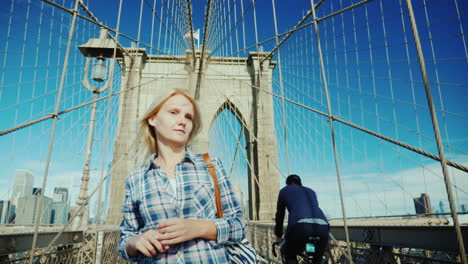 Frau-Tourist-Gemächlich-Entlang-Der-Brooklyn-Bridge-In-New-York-USA-Reisen-Gehen?