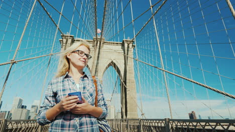 Mujer-Turista-Tranquilamente-Caminando-Por-El-Puente-De-Brooklyn-En-Nueva-York,-EE.UU.