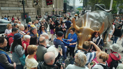 Die-Statue-Eines-Angreifenden-Stiers,-Auch-Bekannt-Als-Stier-An-Der-Wall-Street,-Zeigt-Einen-Mächtigen-Wütenden-Stier