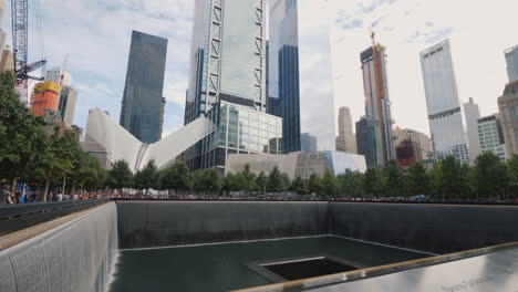 Reflektierender-Pool-Am-9/11-Memorial-In-New-York